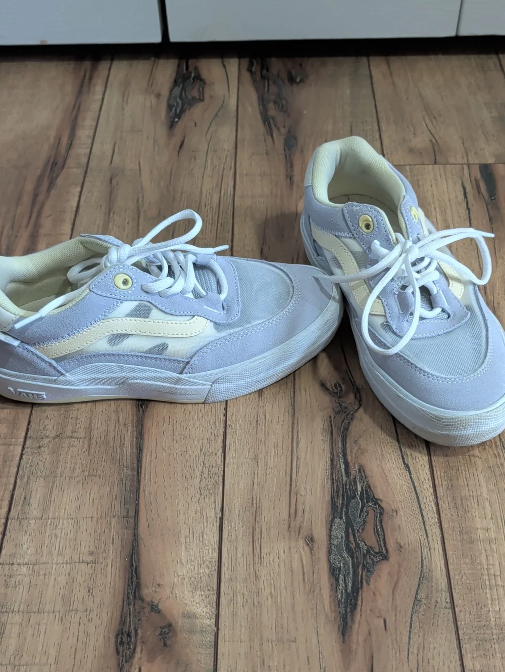 Vans Low-Top Lace-Up Sneakers in Light Lavender & Cream